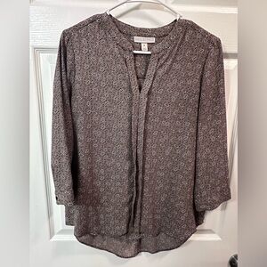Dana Buchman 3/4 sleeve patterned pullover blouse. V~neck. Small